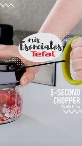 tefalchile Con la nueva picadora manual 5-Second Chopper de Tefal, descubre la forma más sencilla y rápida de picar cualquier tipo de alimento al tamaño exacto que desees, en cuestión de segundos. 😱🙌 Prepara ricos y deliciosos postres sin usar horno, como este Cheesecake de yogurt. 🥧 Te invitamos a ver a la 5-Second Chopper en acción. 👀👆 Compra la tuya en www.tefalstore.cl 🎉🤩 ¡𝐋𝐨 𝐞𝐬𝐞𝐧𝐜𝐢𝐚𝐥 𝐞𝐧 𝐭𝐮 𝐜𝐨𝐜𝐢𝐧𝐚 𝐞𝐬 𝐪𝐮𝐞 𝐧𝐨 𝐭𝐞 𝐟𝐚𝐥𝐭𝐞 𝐓𝐞𝐟𝐚𝐥! #Tefal #TefalChile #Tef