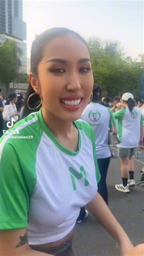 her bio says “OT5 🌕 | never stan shinee but my boyfriend’s name is Jinki” 😭😭😭😭😭