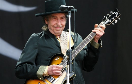 Watch Bob Dylan cover The Pogues’ ‘A Rainy Night in Soho’ and play ‘Mr. Tambourine Man’ for the first time in 15 years