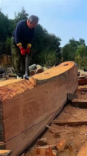 Master Carpenter’s Axe Skills! Shaping a Giant Timber Beam with Pure Precision ⚡🪓