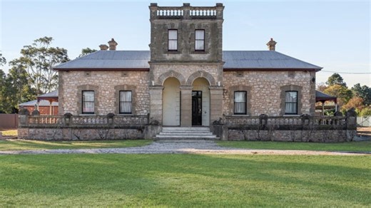 Historic mansion Weetunga House at Fulham damaged by overnight blaze