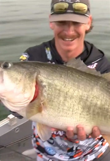 This is OUTRAGEOUS @behnkebassfishing. It’s Championship Saturday and Andrew Behnke is casually reeling in an 11 pounder. If you’re not watching #BassLIVE right now you are seriously missing out. 🫵🫨 #bass #bassmaster #bassfishing #BassOpens
