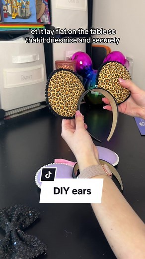 Learn how to make minnie ear headbands at home without a sewing machine! #diydisneyears #minnieears #disneytrip #disneymerch #disneyadult