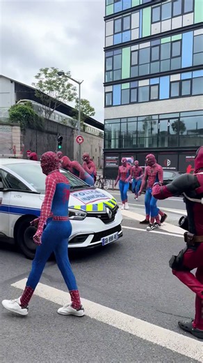 Merci à Spiderman ! #deadpool #lyon #spiderman #spiderman