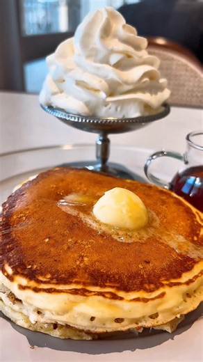 ぽんこ | 茅ヶ崎&辻堂発【湘南美食グルメ】 on Instagram: "ストレスがたまる前に甘いものを✨ 📍J.S. PANCAKE CAFE テラスモール湘南へ @js_pancake_cafe @terracemall.shonan 王道のクラシックパンケーキは ふわっと軽くて、バター×メープルの安心感あるおいしさ✨ 🧾 オーダーしたメニュー ・クラシックパンケーキ 1,400円（税込1,540円） ・ランチタイム ドリンクバー（平日11:00–15:00） ＋480円（税込528円） 👉 パンケーキ＋ドリンクで 約2,000円弱の満足ランチ ドリンクバーが想像以上に充実してて ☕ コーヒー 🍓 いちごルイボス 💧 デトックスウォーター など 甘い→さっぱりの無限ループ可能◎ この日は平日のお昼前で、すでに数組待ち ホットペッパーで予約OK＆ポイントも使える・貯まるから予定決まってたら予約して行くのが安心かも✨ テラスモール湘南で 「ちゃんと落ち着いてパンケーキ食べたい日」にちょうどいい☺️ この日は女子ひとりでふらっと🥞 ひとりでも全然浮かなくてゆっくりできました