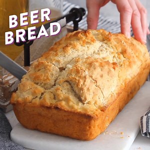 All you need is a can of beer and a few other simple ingredients to make this top-rated loaf 🍞🍺 Get the recipe for Beer Bread: https://bit.ly/2NxaLwB 📸: SprinkleBakes | Food.com