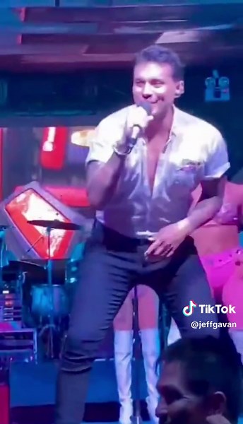 Live Samba Performance: Energetic Dance and Music Show