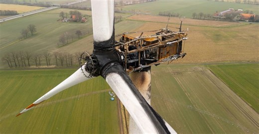 Dva mladíci se naposledy objali a chvíli na to zemřeli. Mrazivá fotka z požáru turbíny obletěla celý svět