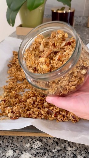 Belkys | cocina saludable on Instagram: "GRANOLA SIN AZÚCAR SIN HORNO 💚 Guárdala y comparte 💚 Yo utilice: 1/2 taza de avena 1 taza de frutos secos variados (almendras, nueces, macadamias, avellanas)lo que tengas 1/2 taza de amarando. Es opcional 1/2 taza de coco rallado sin azúcar 1/2 taza de miel sin calorías. Puedes sustituir por miel de abeja, sirope sin azúcar, claras de huevo. Canela en polvo. Puedes obviar o sustituir por vainilla La verdad que puedes usar el cereal o frutos secos que gu