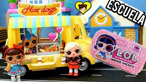 las nuevas lol surprise underwraps capsulas gigantes! empiezan las clases en lol surprise academy. las hermanas mayores dejan a las bebes en la guarderia como la lol unicornio! conocemos a nuevas bebes y punk boi tiene su propio carrito sanguchero. Estas nuevas lol surprise underwraps tienen 15 sorpresas! las muńecas se esconden dentro de un disfraz de jelly silicona! Mete a las bebes en el agua para ver si cambian de color! Dale su biberon para descubrir mas diversion! Estas lol surprise son mu