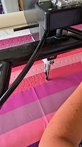 This is just one of the many designs I teach in my FREE class, Free Motion Filler Frenzy! Want in? Mention FRENZY below and I’ll send you the info Here'show I easily quilt a stipple motif! 🧵 I think about creating soft bumps, changing directions often—kind of like stitching around a puzzle piece or circling halfway around a dot. It’s all about flow and filling space evenly. 💫 We all start somewhere—why not start with free motion fun? 💥 #freemotionquilting #stippling #quiltingmotifs #pnqacadem