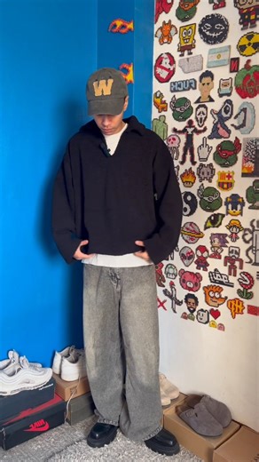 ‎Bavlly akram | باڤلي أكرم‎ on Instagram‎: "sweatshirt from : @ice.eg__ Follow me for more ❤️ . . #ستايل #أزياء_رجالي #baggy #slimfit #mensfashion streetstyle fashiontips pantalonbaggy outfitideas lookdeldía ستايل_رجالي casualstyle"‎