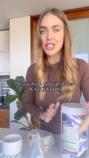 *If your whey protein tastes bad cold, it will not taste good in this cake either! The microwave does not make miracles people 😆 So NB to use a yum one! I used the @metalabofficial cookies cream! This is for when the weather is giving CAKE, but your gains are begging for a shake 😝 THIS* is what we are making angels!! Recipe: 30g of YUM Whey protein 10g Oat Flour 5g Coco Powder Sweetener 50ml Unsweetened Almond Milk 1/4 Tsp Baking powder Toppings (I used woolies chocolate chips and the @justpro