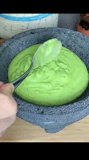 Salsa de aguacate TAQUERA 🔥😀 Hola Feliz domingo 😀🖖 aquí les escribo la lista de los ingredientes 😀 2 aguacates, 2 chiles jalapeños frescos, medio chile habanero, 1/2 taza de agua natural, un poco de cilantro, dos dientes de ajo, 1/2 limón verde o amarillo y sal y pimienta al gusto. Mil gracias por todo su apoyo les deseo que tengan un agradable día 🙏🙏😀 | Sabor en la cocina