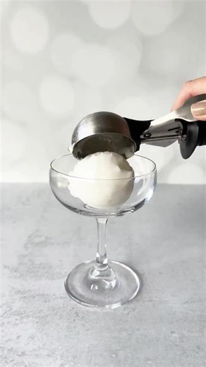 ⛄️ Ever made a prosecco float? They’re really easy! And super cute if you have a little candy garnish. Here’s how to make this snowman prosecco float: ⛄️ Scoop lemon sorbet into a coupe glass to create 2-3 snowman “balls” 🥂 Add cupcake candy for the eyes and carrot nose ⛄️ Pour chilled prosecco over the top 🥂 Watch it fizz and enjoy! (You may also want to serve with a small spoon) Tip: Lemon sorbet works well since it pairs nicely with prosecco and looks like snow. But you can use any flavor. 