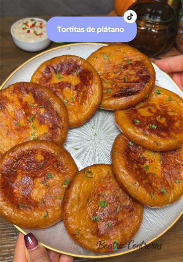 Tortitas de plátano con jamón y queso🤤🥰 La combinación más deliciosa, te van a encantar!😍 #tortitasdeplatanomacho #rollosdeplatano #ideasdecomida #recetasfaciles #dinnerideas