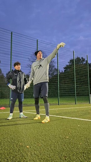 12K views · 100 reactions | Zuschauerfrage, wann blocke ich kurz und wann lang. In Verbindung mit Abstössen vom Boden und Ballverlust | Torwartschule Sascha Brandt | Facebook