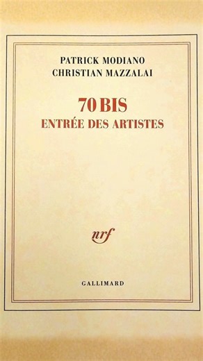 📚✨ Un livre à la minute – Novembre ! Ce mois-ci, Patrick Granger nous présente : ➡️ 70 bis – Entrée des artistes ✍️ Patrick Modiano & Christian Mazzalai · Gallimard Imaginez : une cave, des caisses poussiéreuses, et à l’intérieur, de quoi reconstituer la mémoire d’un lieu mythique du Montparnasse artistique… Modiano s’empare de ces archives, Mazzalai l’accompagne, et nous voilà projetés à l’époque des ateliers, des poètes, des peintres, des surréalistes et des rêveurs. 🗝️ Une adresse comme por