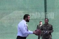 叙利亚政权领导人艾哈迈德·沙拉访美期间与美军官员打篮球，结束后握手拍肩_腾讯新闻