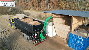 Unser ALBACH Überladewagen mit maximaler Effizienz Mit hoher Überladeleistung, robuster Bauweise und smarter Bedienung sorgt er für einen reibungslosen Ablauf – selbst unter härtesten Bedingungen. Power, Präzision und Produktivität in einem. #ALBACH #Überladewagen #Forsttechnik #albachmaschinenbauag #Effizienz #Maschinenbau #PowerInAction | Albach Maschinenbau