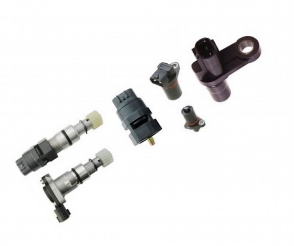 Tipos de Sensores de Velocidad que vienen incorporados a la Transmisión del Vehículo: ✅ Sensor ISS – Imput Speed Sensor: Este sensor va ubicado en el eje de entrada de la transmisión y se utiliza para medir el giro del eje y realizar el cálculo (Por parte de la TCM) de la velocidad de entrada del eje en el interior de la transmisión del auto. ✅ Sensor OSS – Output Speed Sensor: El segundo sensor está ubicado en el eje de salida de la transmisión, y se utiliza para el cálculo de la velocidad de s