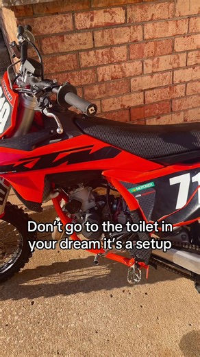 The KTM 85 SX is a lightweight, 6-speed, off-road motocross bike that bridges the gap between mini-bikes and full-size models. It's popular with riders transitioning from smaller to larger bikes, and for junior enduro racers. The 2025 model boasts an updated engine, chassis, and suspension, and is 120 grams lighter than the previous generation. Here's a quick overview: Engine: 84.9cc, 6-speed, lightweight gearbox Weight: 68 kg dry weight Seat height: 875 mm Tank capacity: 5.2 L Performance: More