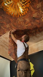 🍂feeling autumnal with my @bland_design ‘Acanthus - Scapolite’ wallpaper in the home of @miltonmanor Adding some organic pattern to a room is a great way add some interest and why not go bold with the ceiling 🙌 we also used my ‘Opulence - Copper’ in the alcove bookcases to give them a warm glow. Expert installation by @papersmithwalls 💪 #blanddesign #acanthus #wallpaperceiling #autumndecor #burntorange #scapolite #darkdecor #blacklounge #perioddecor #tiledfireplace #williammorris #leafwallpap