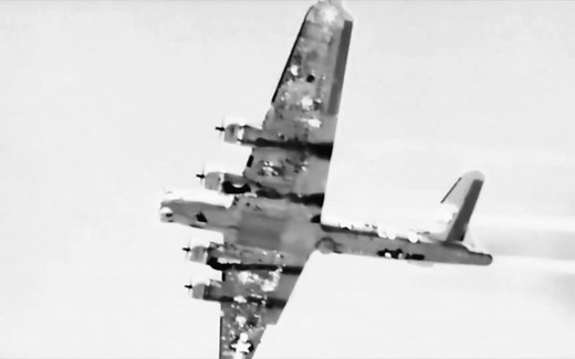 被打成筛子还在飞的B-17 | 美国b17空中堡垒轰战机、轰战机、被击中、惊艳的、瞠目结舌