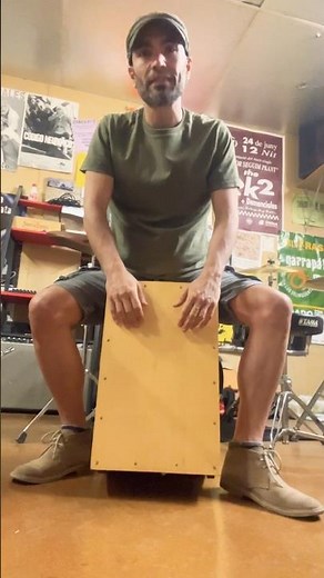 Soleá por bulerías rápida. Compás con cajón flamenco.