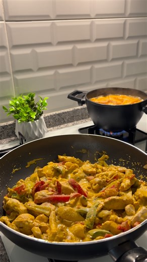 Betül Öz | Yemek Tarifleri on Instagram: "Kremalı, mantarlı, köri soslu tavuk… Hem pratik hem de şahane bir akşam yemeği oluyor 🍗✨ Mutlaka dene, favorin olacak 😍 Mantarlı Köri Soslu Tavuk Tarifi Malzemeler: 500 g tavuk göğsü 1 yemek kaşığı tereyağı 2 yemek kaşığı sıvı yağ 1 diş sarımsak (isteğe bağlı) 200 g mantar 1 adet soğan Yeşil biber Kapya biber 1,5 yemek kaşığı köri 1 su bardağı krema Tuz Karabiber Toz kırmızı biber Yapılışı: Tavuklar doğranır. Tereyağı ve sıvı yağ tavaya alınır, tavukla