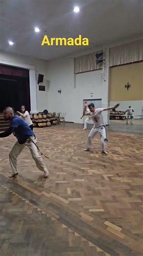 Treino de armada na capoeira.