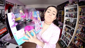 63K views · 1.8K reactions | PROBANDO A LA BARBIE VOLADORA | Andrea Compton | Facebook