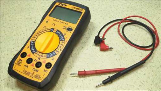 万用表怎么测电压？红黑表笔插在哪？老电工一步步教给你