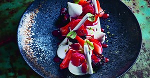 La recette de la pavlova aux fruits rouges et à l'eau de rose de Mohamed Cheikh