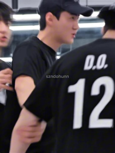 deketnya sama tiang semua😭🤏🏼 #kyungsoo #exo #4u