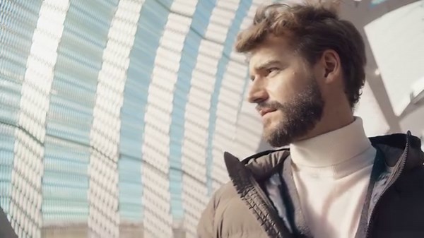 Take a leisurely stroll through golden-hued parks, all while enjoying complete comfort. Embrace the fall vibes with our apparel and shoes for men. https://bit.ly/Geox_FW23Men_AutumnLook | GEOX