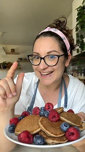 "PANCAKE AVENA E BANANA Ti salvo la merenda 🥞 Questi pancake vanno bene per tutta la famiglia: sfido i papà a non finirli 🧑🏼‍🚀 e lo dico perché quelli che sta mangiando Levi a fine video li ho salvati da un assalto di Vinz 🤣 👶🏻 Sono adatti in svezzamento sin dai 6 mesi. Aggiungo che NON sono necessarie le merende “dolci” per bambini in svezzamento, sopratutto agli inizi: ricevo sempre richieste per merende da proporre ai bimbi a colazione o merenda! Bene, qualunque cosa anche e sopratutto