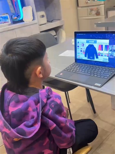 剛開始其實有些懷疑，25分鐘的課程真的能有學習進度嗎？（媽媽老師職業病上身📷） 上了一個多月後，發現 @25hoon的老師真的很有教學策略，配合它們的教材，再加上歌曲、遊戲，循序漸進的帶領孩子，從單字、短句、一路延伸到句型對話，每堂課加深加廣，孩子也真的在無形中進步了！（媽媽繼續職業病上身分析人家的教材教法📷） 剛開始雞塊哥對於句型不是很熟悉，經常說錯同一個地方，老師也很有耐心且用各種方式引導，並且在答對時給予滿滿的情緒價值📷 #25hoon #兒童線上英文 #兒童英文 #learningenglish #專業師資 #牛津教材