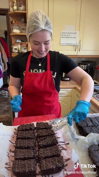 It’s all about that drizzle…and mum dance moves. #fyp #baker