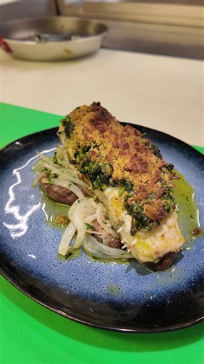 🇵🇹 Aujourd’hui, notre chef vous régale avec un classique de la cuisine portugaise : bacalhau grelhado com broa e grelos ✨ Un mariage parfait entre la tendresse de la morue grillée, le croustillant de la broa (pain de maïs) et la fraîcheur des grelos. Un plat simple… mais riche en saveurs et en authenticité. ❤️ 👉 Et vous, comment aimez-vous déguster le bacalhau ? #saveursduportugal #bacalhau #spécialitéportugaise #gastronomieportugaise #portugal