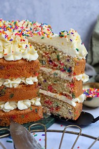 Funfetti Cake 🎂🌈 A three-layer funfetti cake with all the colourful sprinkles, and a vanilla buttercream frosting! Funfetti Cake is essentially a basic or vanilla sponge, but with LOADS of sprinkles inside to give a confetti type of effect – but it’s all edible 😋 Funfetti Cakes are very popular and they always look amazing! 🤩 🌈 Recipe 🌈 Ingredients Cake ▪️400g unsalted butter (room temp) ▪️400g caster sugar ▪️400g self raising flour ▪️8 eggs ▪️1tsp vanilla extract ▪️120g funfetti sprinkles