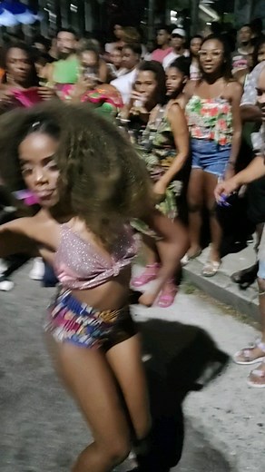 @thay.barbosaa Musa cria do morro de @mangueira_oficial !!!👏🏿👏💚💖🙏👼 #carnaval2023 #musa #sambs | Cidade do Samba - CDS