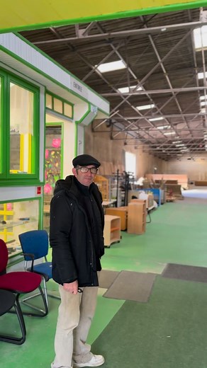 **« À Souvigné, au cœur de la forêt, existe un magasin pas comme les autres… Un magasin familial, tenu depuis plus de quarante ans, par la famille Marcanet qui n’a jamais lâché prise. Bienvenue à La Ferme de la Folie. Ici, on trouve de tout : du bois prêt à l’emploi, du grillage, de la tôle, de la visserie, de l’outillage, de la peinture, des bureaux, des fours à pain, de la poterie, de la maroquinerie, des vêtements… et tellement plus encore. Un véritable trésor de déstockage, perdu loin des gr