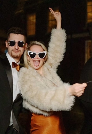 SPARKLERS ✨📷 SAVE FOR LATER Sparklers really do not need to be complicated. I speak to so many photographers who hate doing it because guests are drunk, in huge numbers or they just don’t know how to shoot it. Sparklers are like the dance floor. Adjust as you go! ✨Take small groups of people rather than trying to get everyone in. ✨Grab an LED (£50 Amazon) on a light stand and angle the light to the side of subjects. The beauty of this, they can move, you can move and your light isn’t direct! ✨T