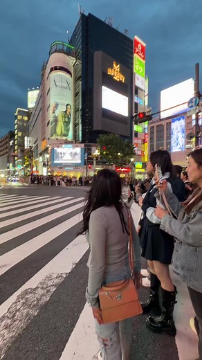 What the 💀is happening in Shibuya..?#shibuyacrossing #fypシ゚ #manzutmg73 #fypage #渋谷