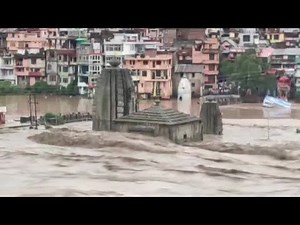 インド北部で豪雨、氾濫した川が家や寺院飲み込む