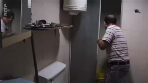 ψηφιακή ανάλυση του μηνύματος αποκάλυψε ότι η γερμανική φωνή στο βάθος, η οποία παρουσιαστηκε ως αποδειξη οτι η Σαντη τον Μαρτη του 2021 ταξιδεψε στην Γερμανια “προέρχεται από ρεπορτάζ της γερμανικής τηλεόρασης ARTE…” και το σχετικο απόσπασμα* “ταυτοποιήθηκε σε ντοκιμαντέρ του 2019 για την ανθρωπιστική κρίση στη Βενεζουέλα”.* «Die Venezuelaner haben sich mit den Einschränkungen und Versorgung der (…) abgestimmt. Anfangs dachten sie noch, sie gehen vorüber (…)»🚨εάν ισχύουν τα πιο πάνω, τότε τιθε