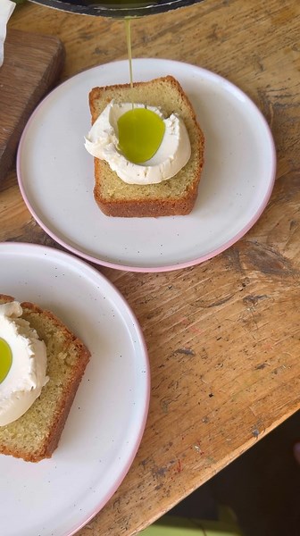 Good Food on Instagram: "Did you know you can use seasonal fig leaves in your summer bakes and salads? Follow along with our food director @cassiecooks as she shows us how to transform these vanilla-scented leaves into a moreish loaf bake, perfect enjoyed alongside an afternoon iced coffee. Give it a go yourself with the recipe detailed below. Fig leaf, olive oil & almond cake 225ml olive oil 4 fig leaves 4 medium eggs 50g yogurt 175g plain flour 2 tsp baking powder 75g ground almonds 225g caste