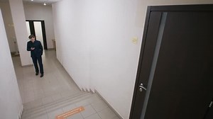 Successful Businessman Suit Stands Lobby Chats 库存影片视频（100% 免版税）1099740729 | Shutterstock