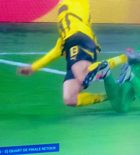 🟡 Penalty Drama: Szczęsny Brings Down Groß #Barcelona keeper Wojciech Szczęsny 🇵🇱 conceded a penalty after clattering into #Dortmund’s Felix Groß 🇩🇪 inside the box. A costly mistake that led to Dortmund’s opener ⚽. #90highlights | 90 Highlights